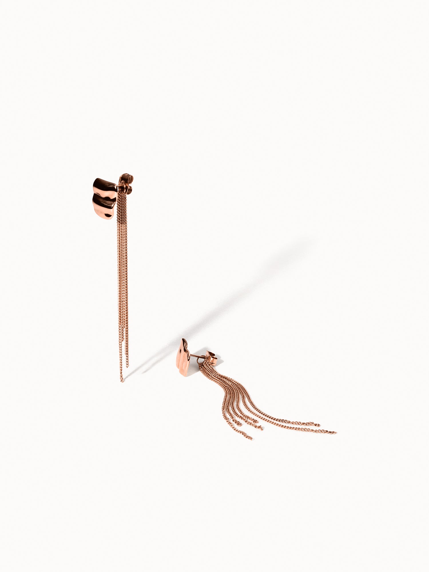 PURELEI Allure Ohrringe in Roségold mit organischem Stecker und filigranen Kettensträngen, elegant & feminin.