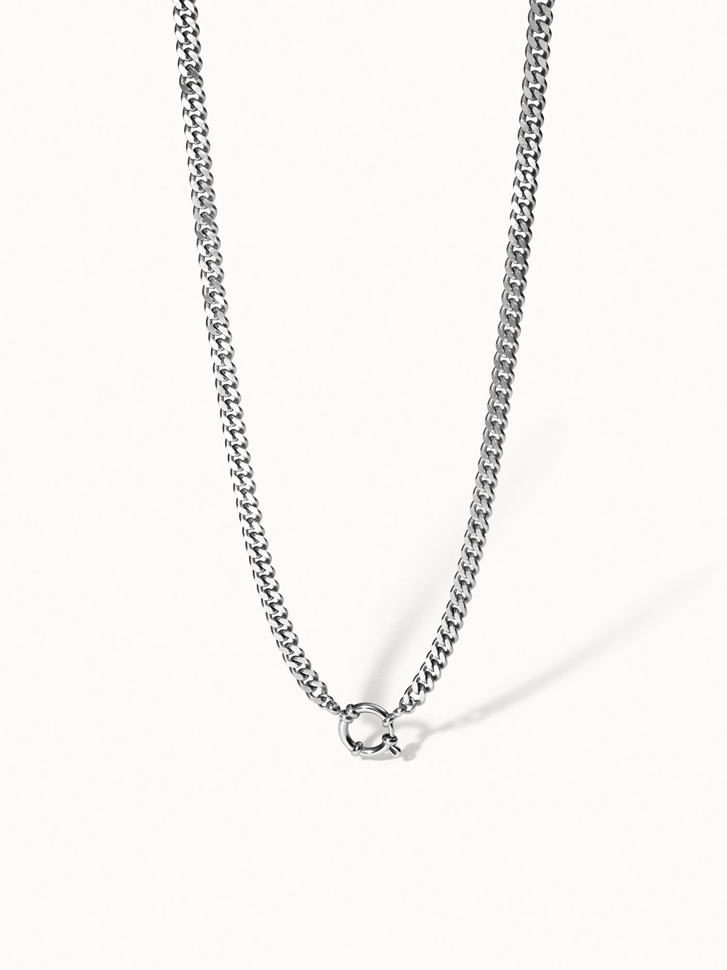 PURELEI Bold Charm Kette aus nickelfreiem Silber mit markantem Panzerdesign und Charm-Verschluss, elegant minimalistisch.