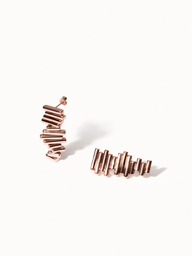 Roségoldene Ohrringe mit modernem, strukturiertem Design von PURELEI.
