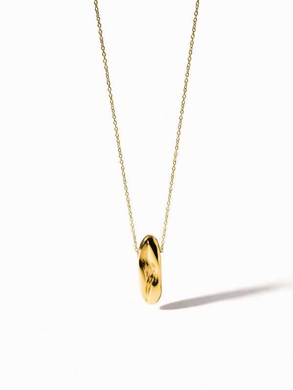 Goldene PURELEI Kette mit geschwungenem Anhänger, elegant und modern.