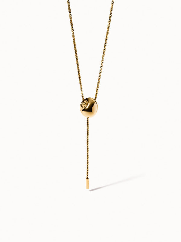 Goldene PURELEI Kette mit rundem Anhänger, elegant und modern, in minimalistischer Ästhetik.