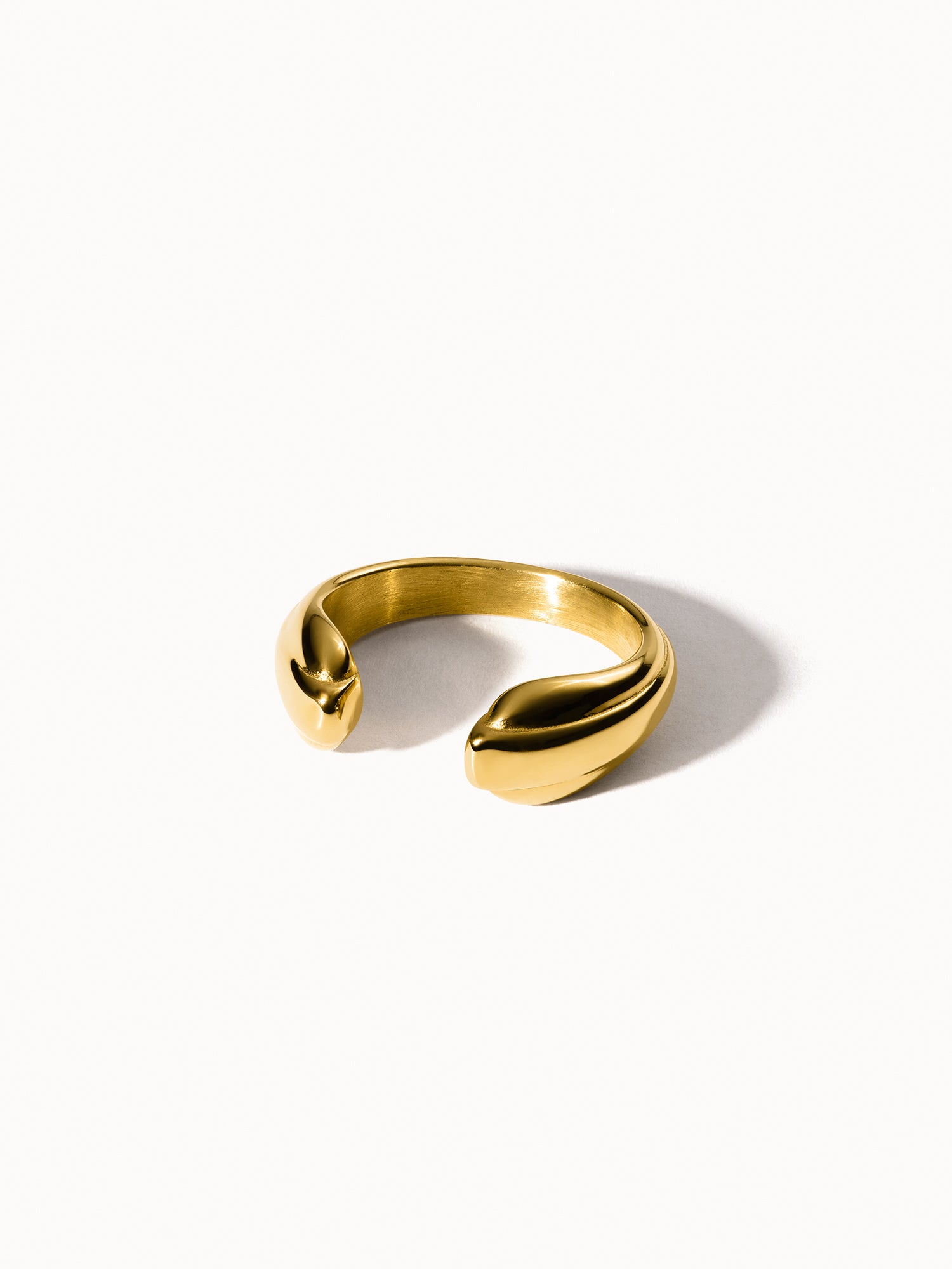 Goldener Ring mit geschwungenem Design von PURELEI, elegant und modern.
