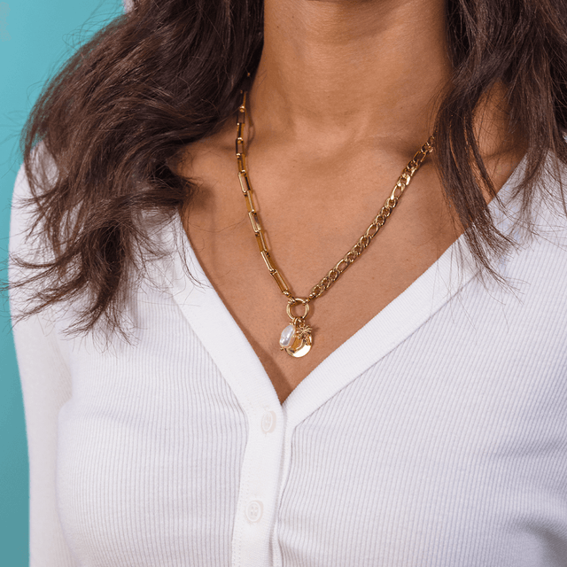 Palmtree Charm aus 18K Gold vergoldetem Edelstahl, filigran an goldener Kette getragen, strahlt tropische Eleganz aus.