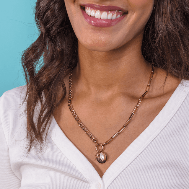 Plate Charm Anhänger aus roségoldenem Edelstahl an Kette, elegant getragen mit PURELEI Island-Spirit und femininer Leichtigkeit.