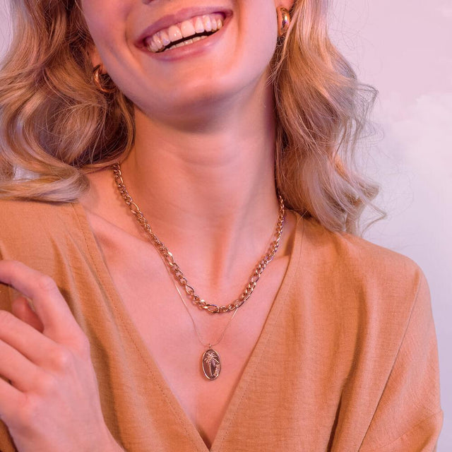 PURELEI Aiani Ketten-Set in Gold mit Palmenanhänger, feminines Layering, elegant und zeitlos, warme Lichtstimmung