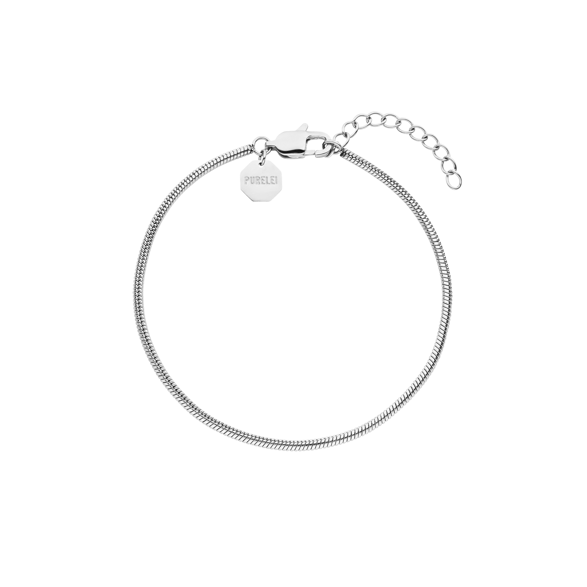 Silbernes Armband mit feiner Struktur und PURELEI-Anhänger, elegant und modern.