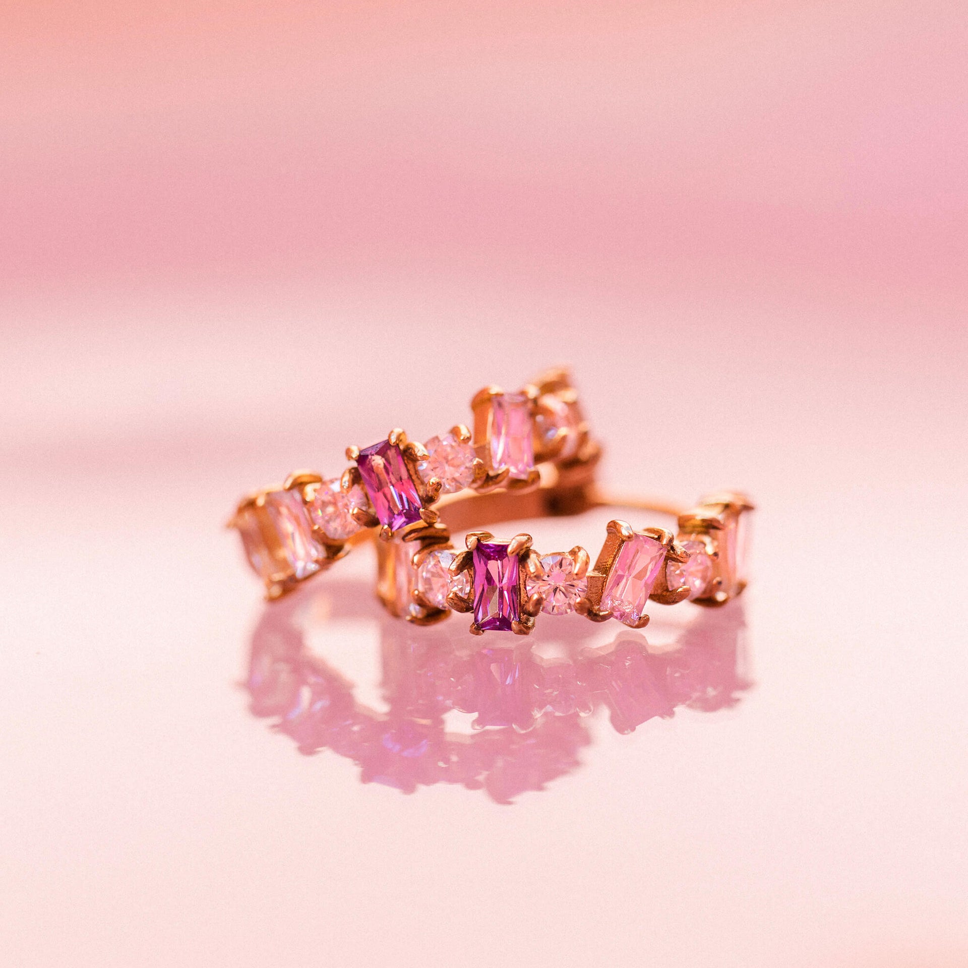 Roségoldene Creolen mit funkelnden Steinen, PURELEI, elegant und feminin.