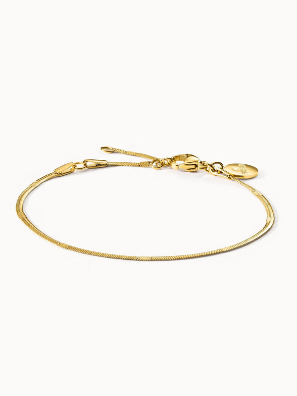 PURELEI Kanani Fusskettchen in 18K Gold, zart, nickelfrei, minimalistisch, strahlt ruhige Eleganz und Insel-Charme aus.