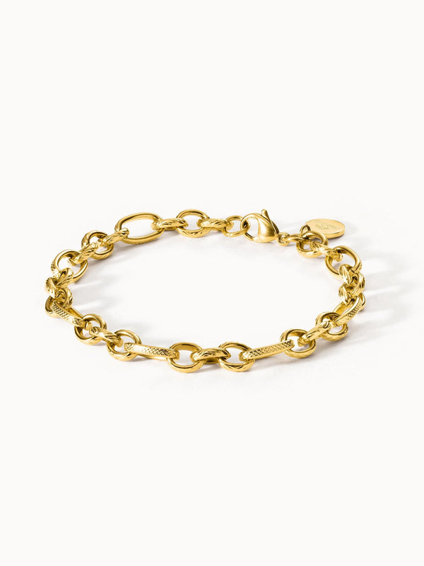 Fashion Show Armband von PURELEI, goldfarbenes Edelstahlarmband mit matten Schraffuren, edel und zeitlos.