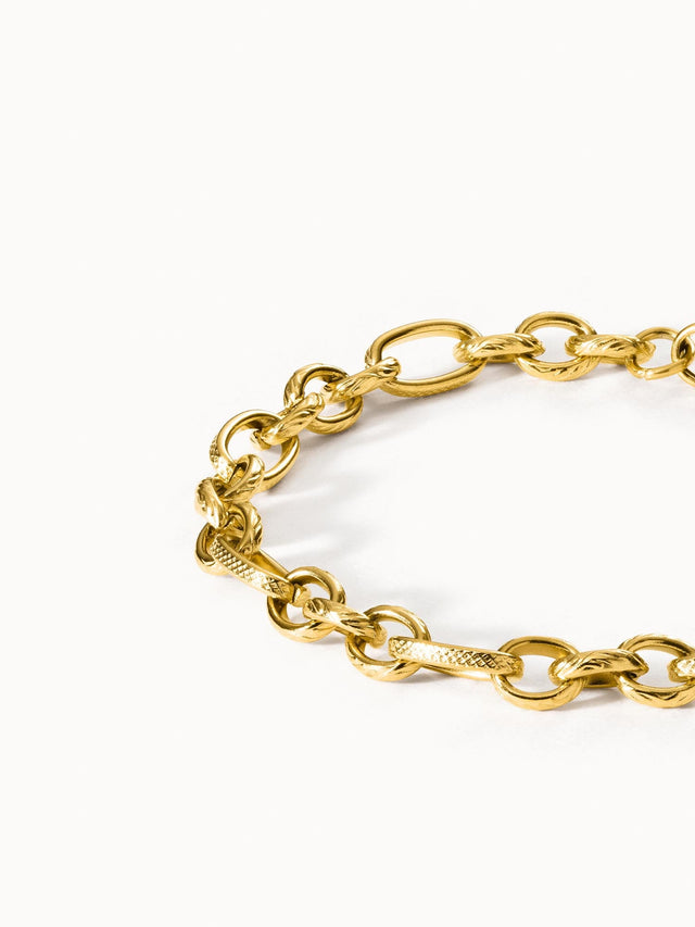 Fashion Show Armband von PURELEI in gold mit matt schraffierten Gliedern auf hellem Hintergrund, elegant und vielseitig.