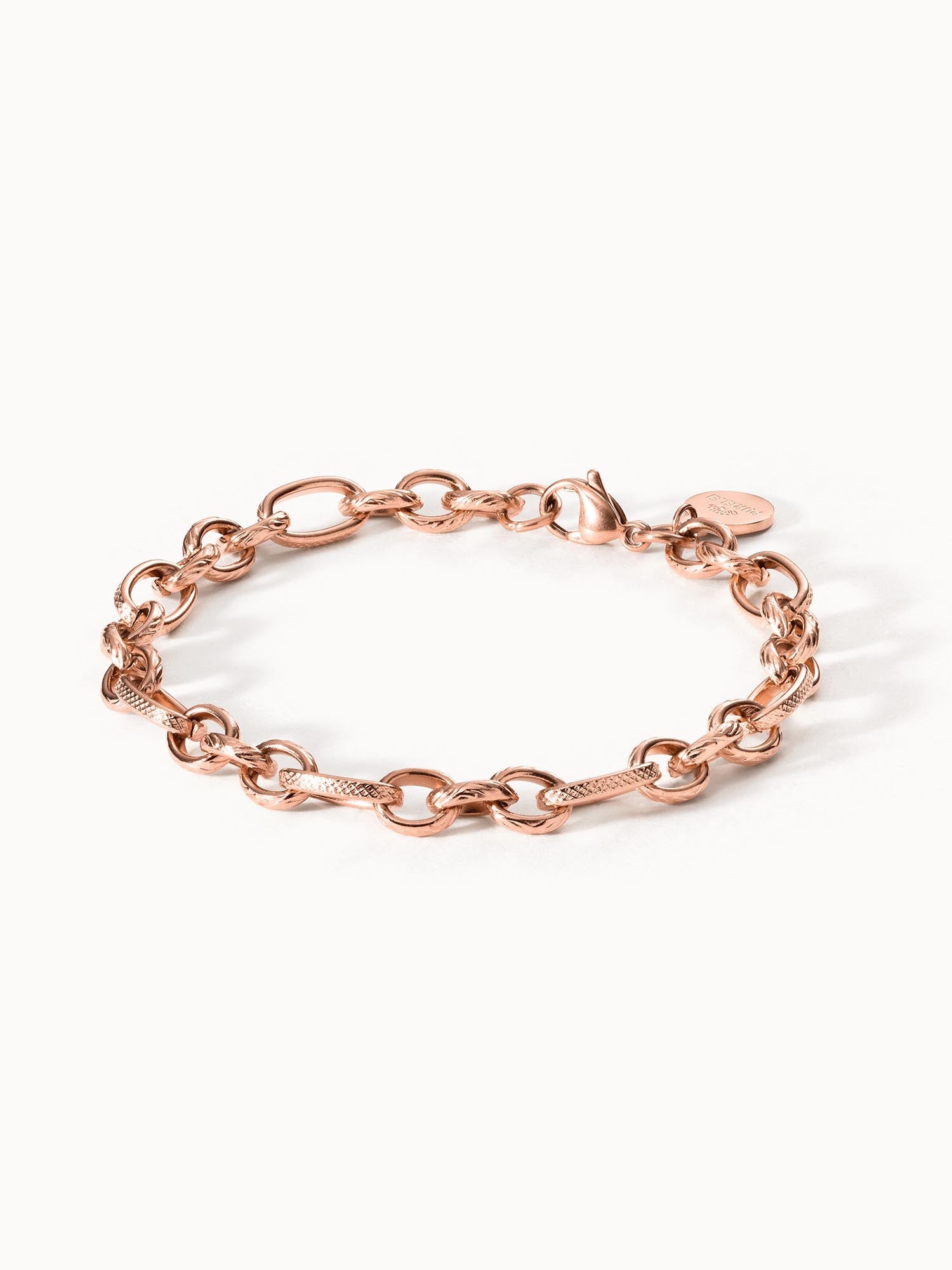 Roségoldenes PURELEI Fashion Show Armband mit matt schraffierten Gliedern, zart und edel auf hellem Untergrund liegend.