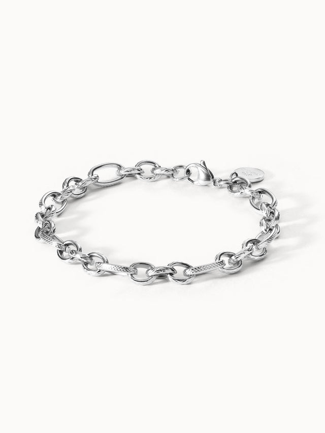 Fashion Show Armband von PURELEI, silbernes Edelstahl-Linkarmband mit matten Schraffuren, clean & elegant auf hellem Hintergrund.