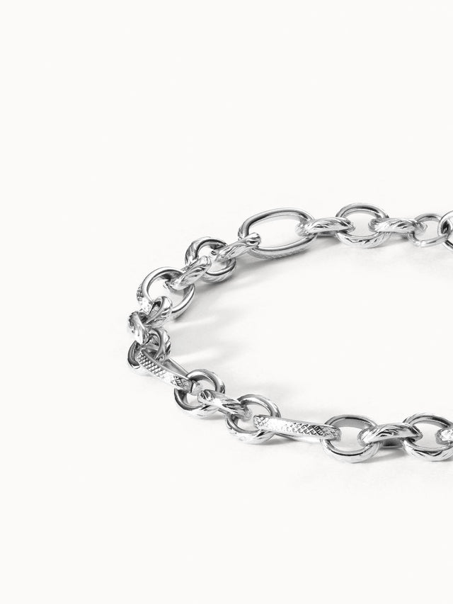 Fashion Show Armband von PURELEI in silber mit feinen Schraffuren, zeitlos elegant auf weißem Hintergrund.