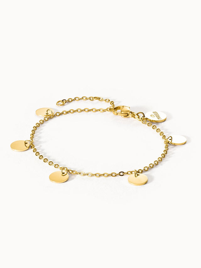 Zierliches goldenes Kalea Armband mit Plättchen, PURELEI, getragen auf hellem Hintergrund, elegant und feminin.