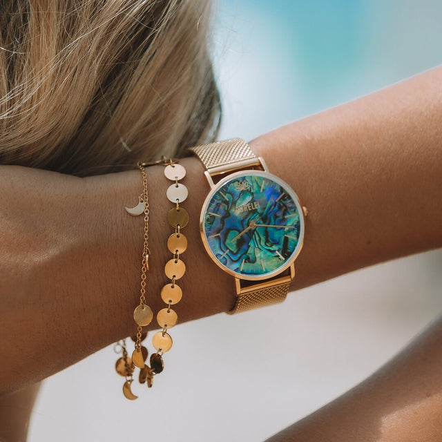 Kalani Armband in 18K Gold, fein glänzende Plättchen, am Handgelenk getragen, elegant und leicht, PURELEI