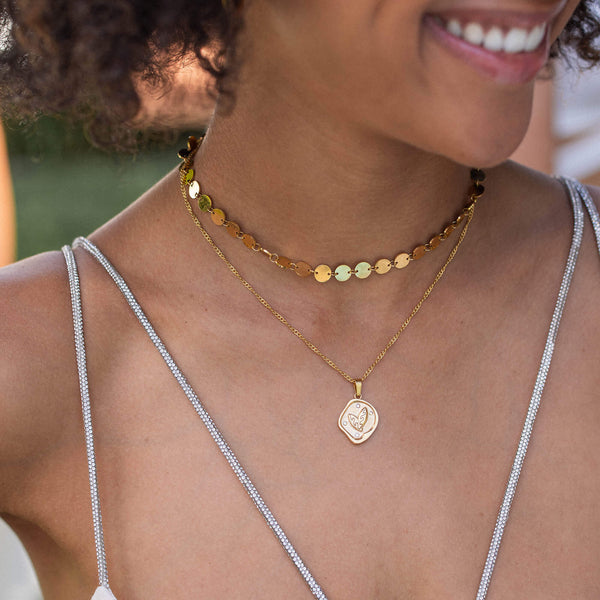 Zwei roségoldene Ketten von PURELEI, elegant geschichtet, mit glänzenden Anhängern.