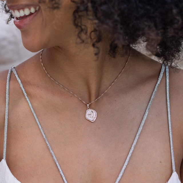 Silberne Kette mit Anhänger, inspiriert von der Natur, getragen von einer lächelnden Frau – PURELEI.