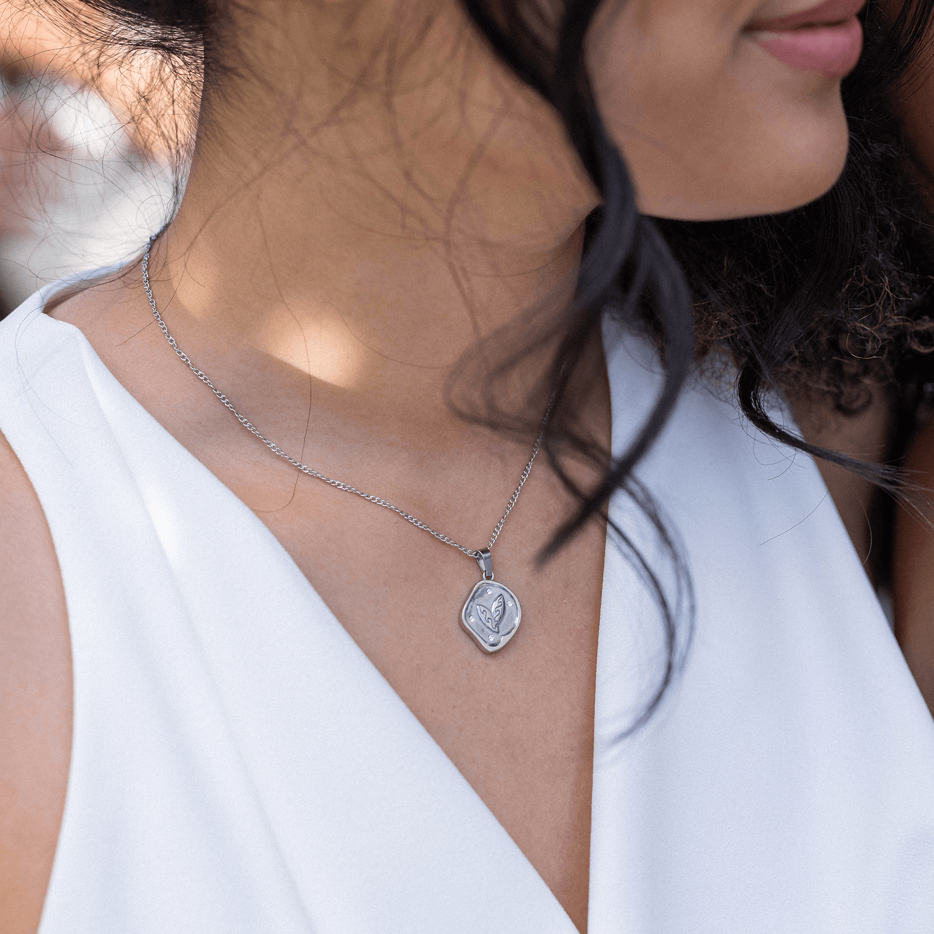 Silberne Kette mit Anhänger, elegant getragen, inspiriert von PURELEI.