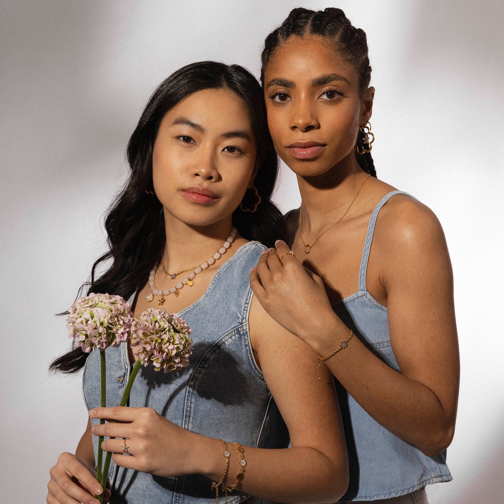 PURELEI Bloom Ohrringe in vergoldetem Edelstahl mit Blütenform, getragen, feminin und elegant inszeniert.