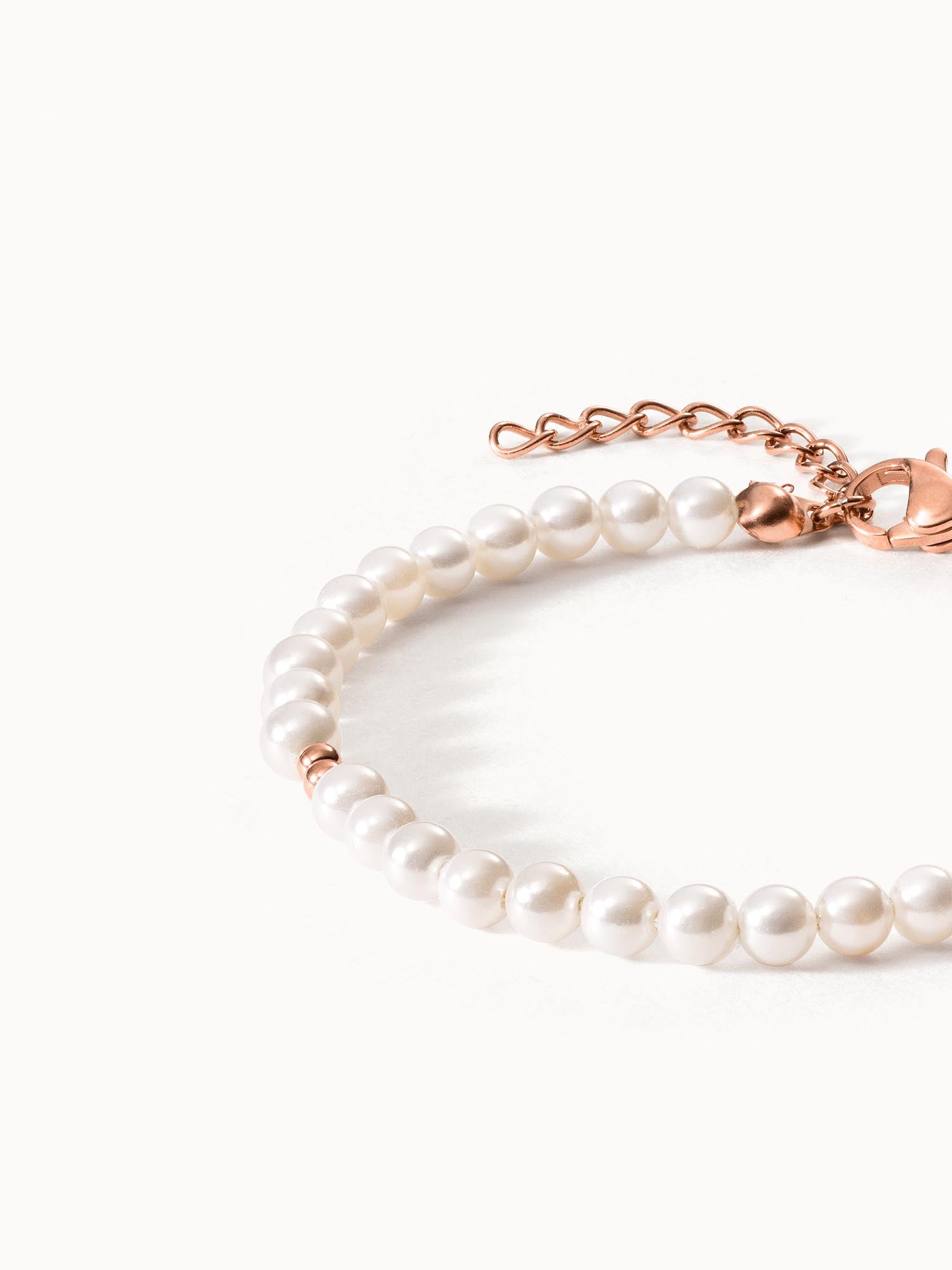 Perlenarmband mit roségoldener Schließe von PURELEI, elegant und feminin.