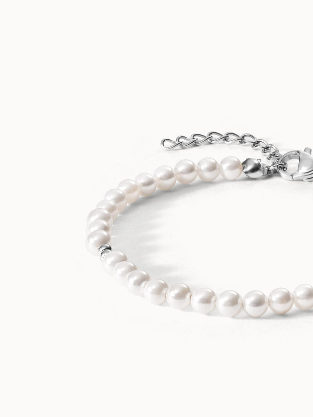 Perlenarmband in zartem Weiß mit silbernem Verschluss von PURELEI.