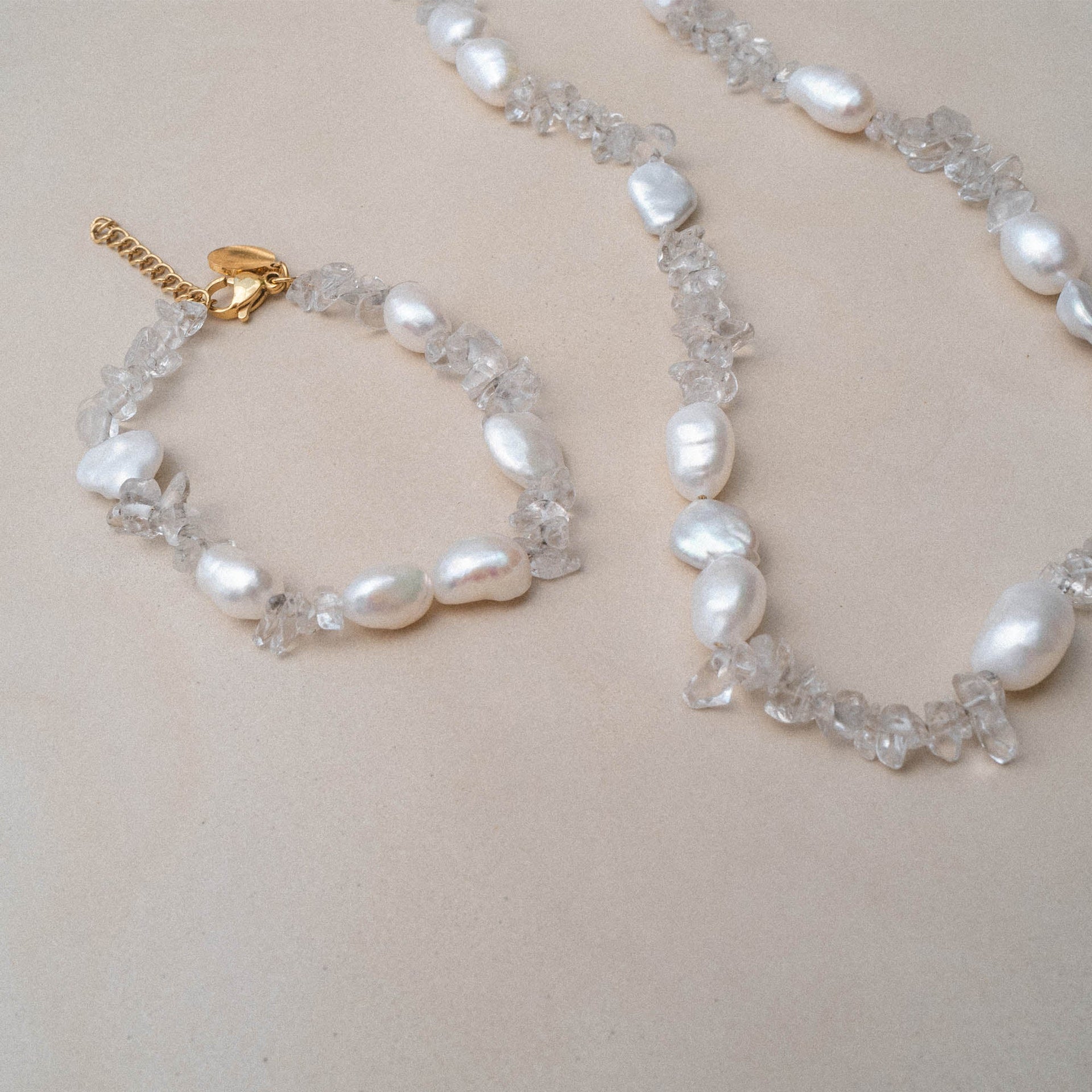 PURELEI Armband und Kette aus weißen Perlen und klaren Kristallen, elegant und frisch.