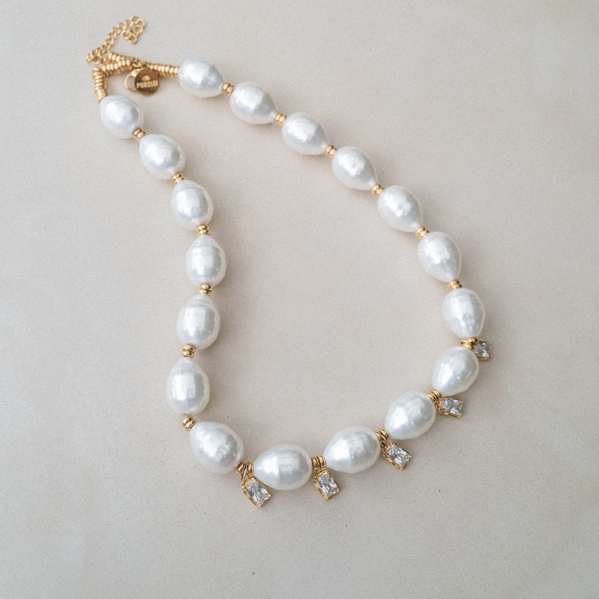 Elegante PURELEI Perlenkette in Weiß mit glitzernden Details, strahlt zeitlose Schönheit aus.