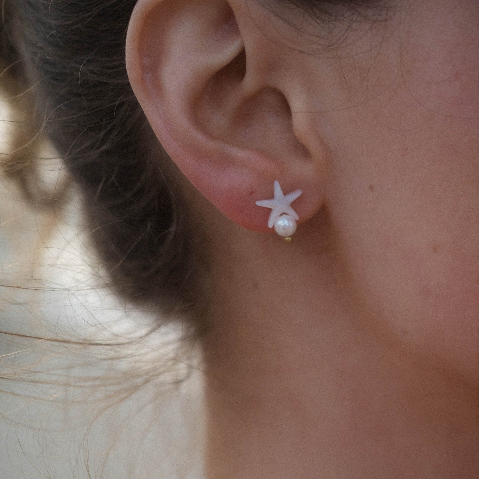 Wasserfeste Ohrringe mit Sternenmotiv und Perle, PURELEI, elegant und feminin.