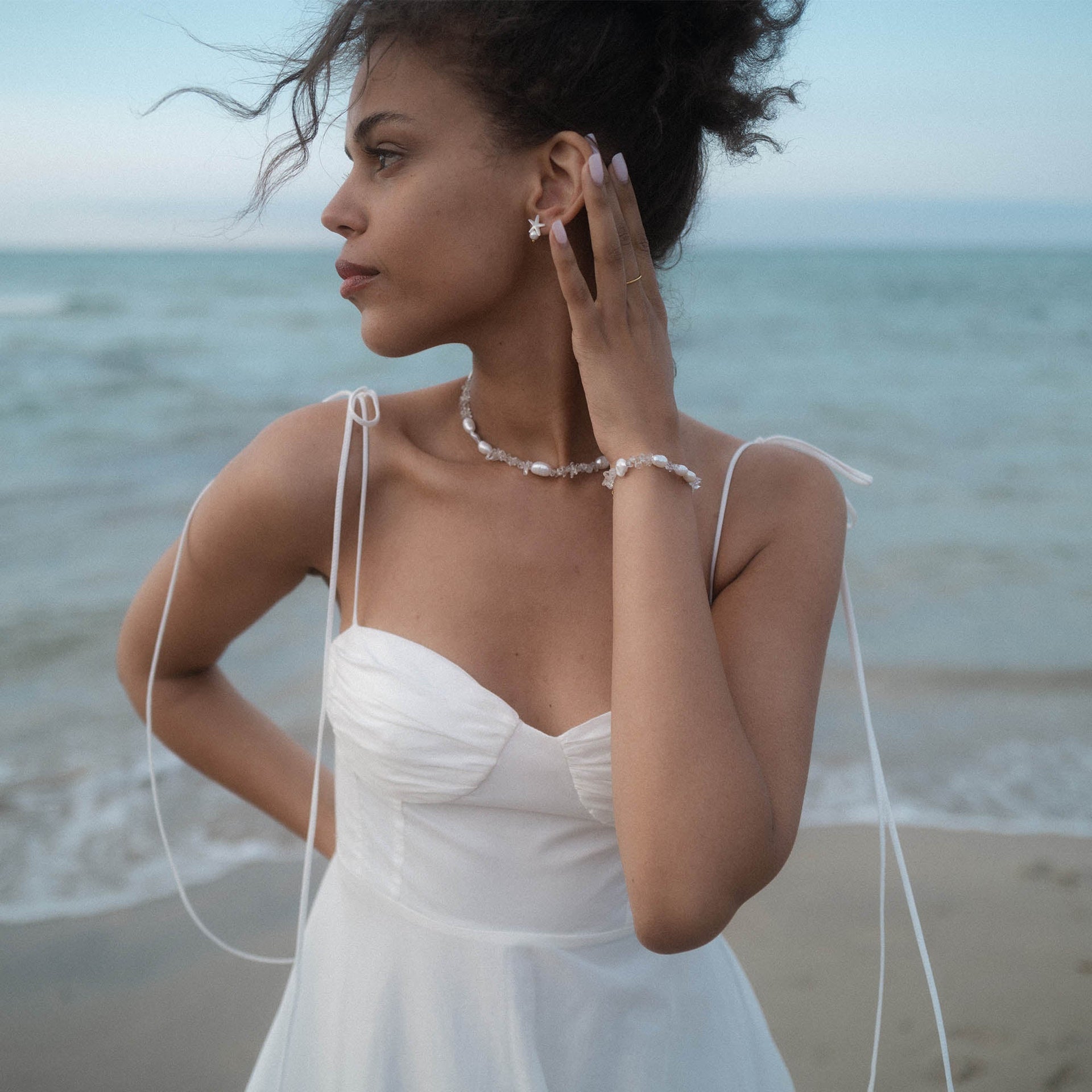 PURELEI Crystal Wave Kette mit Keshi-Perlen und Bergkristall, elegant am Strand getragen, feminin und natürlich.