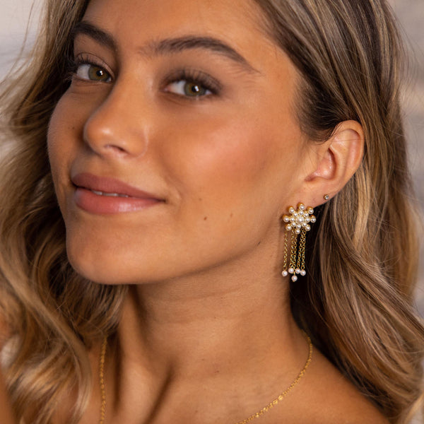 Elegante Ohrringe mit Perlen und goldenen Ketten von PURELEI, strahlend und feminin.