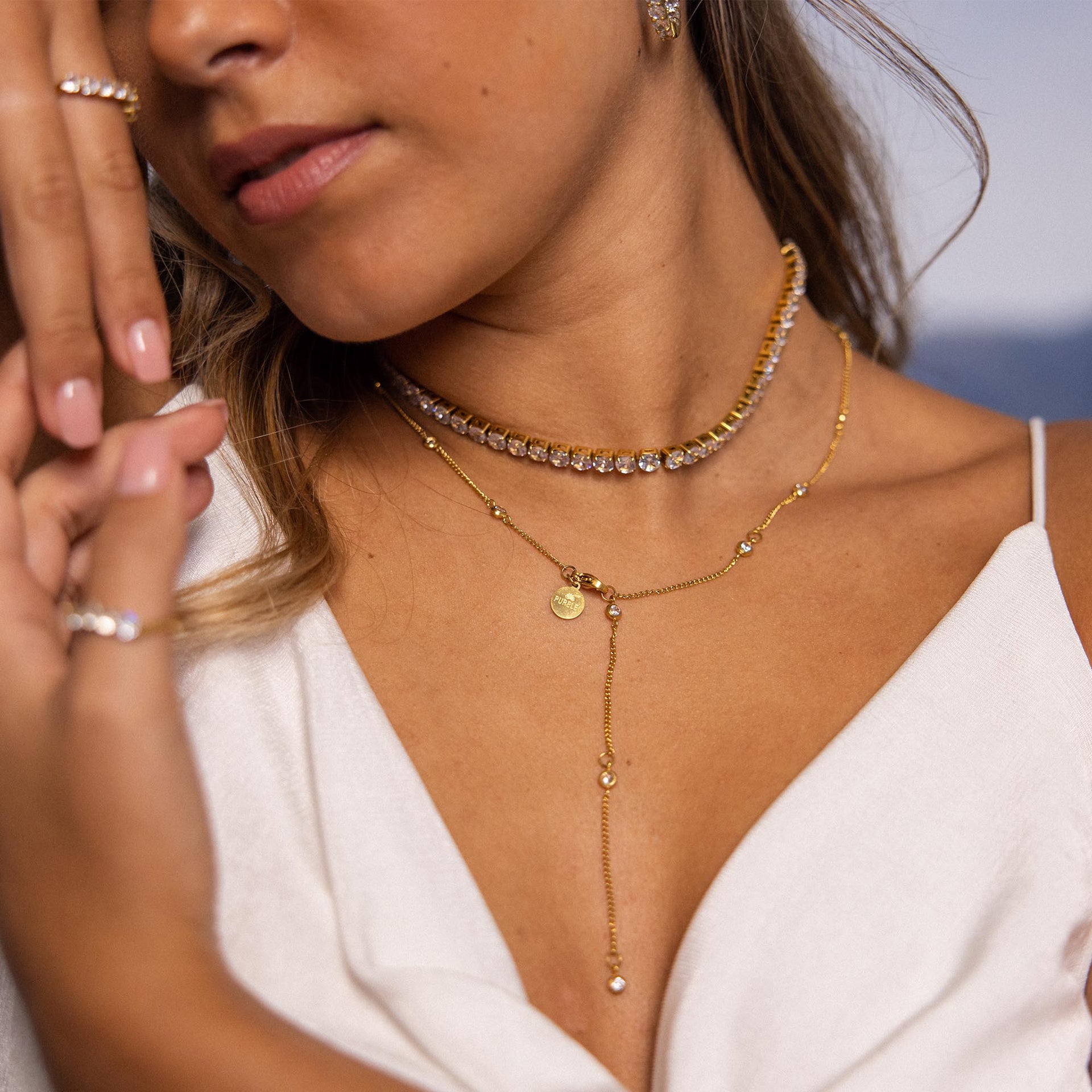 Roségoldene Kette und Choker mit funkelnden Details, getragen von einer Frau, PURELEI.