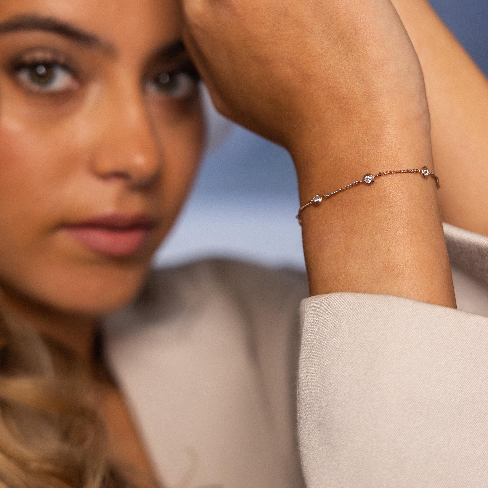 Elegantes, goldenes Armband mit funkelnden Details, getragen von PURELEI.