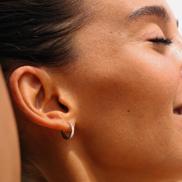 Kleine PURELEI Kaimana Ohrringe in Silber mit weißen Zirkoniasteinen, filigran und elegant am Ohrläppchen.