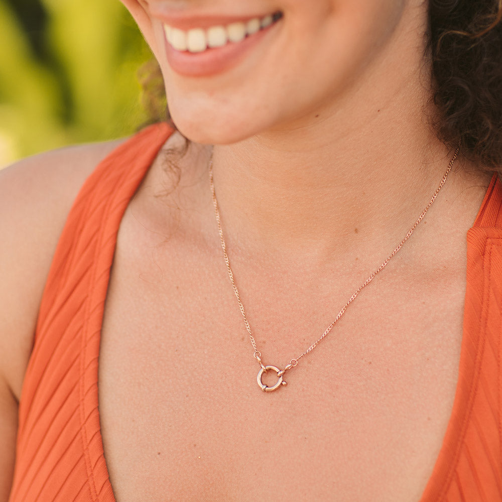 PURELEI Lokahi Charm Kette in Roségold, filigran gedreht, minimalistisch, warme Leichtigkeit auf sommerlicher Haut getragen