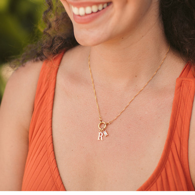 PURELEI Pure R Charm Anhänger in 18K Gold, zart strahlend am Hals, feminin und elegant inszeniert.