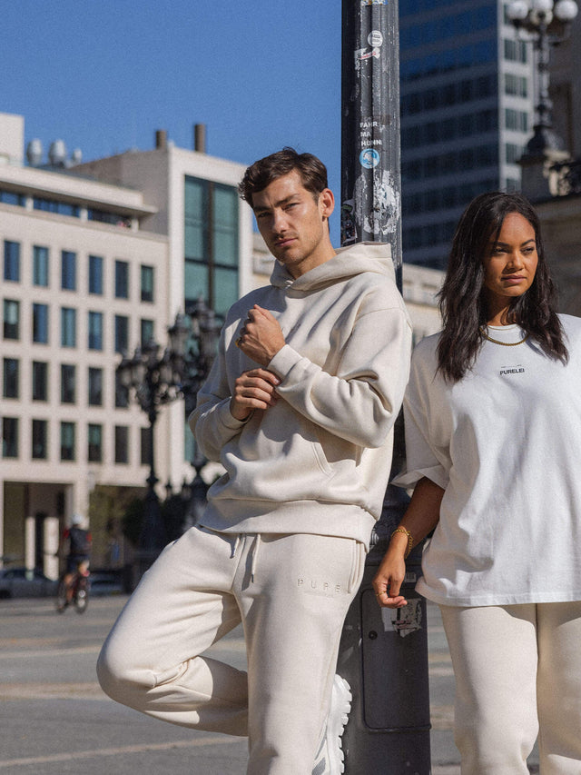 Beiger Feeling Pure Hoodie aus Baumwolle und Polyester in lässiger, oversize Passform mit Stickerei, urban und stylisch.