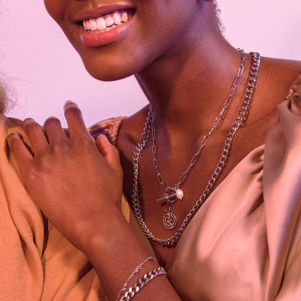 Makani Ketten-Set aus nickelfreiem Silber mit Keshi-Perle, leger am Hals getragen, PURELEI Island-Spirit.