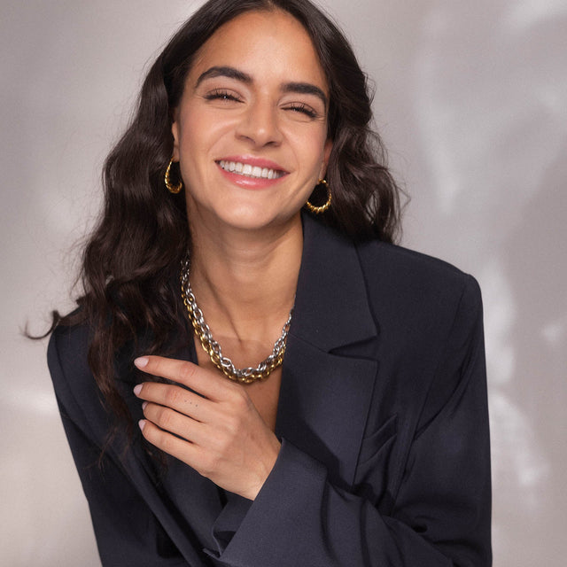 Silberne Kette und Creolen, elegant und modern, strahlende Stimmung mit PURELEI.