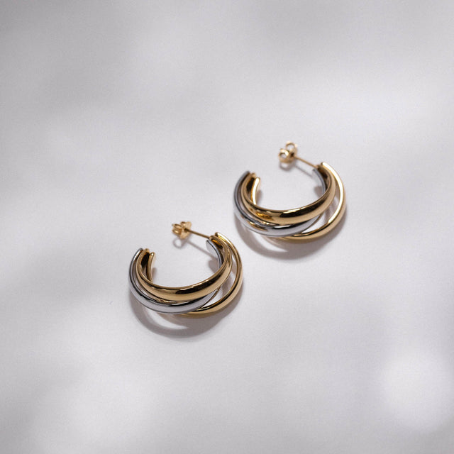 Elegante, goldene Creolen von PURELEI mit geschwungenem Design, strahlen zeitlose Schönheit aus.