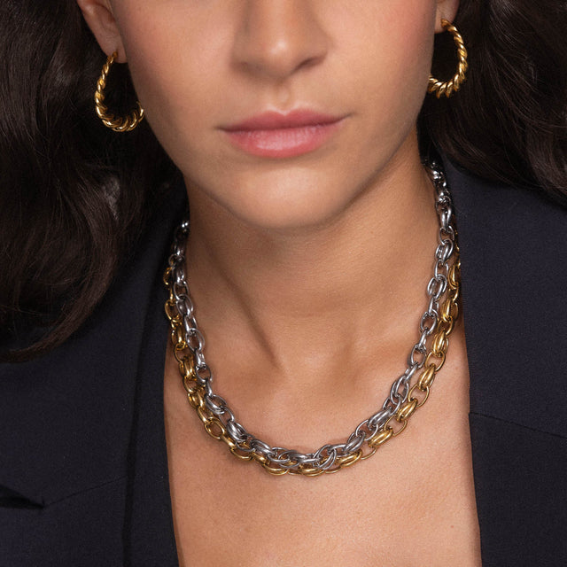 Roségoldene Kette und Creolen von PURELEI, elegant und modern, getragen mit einem stilvollen Outfit.