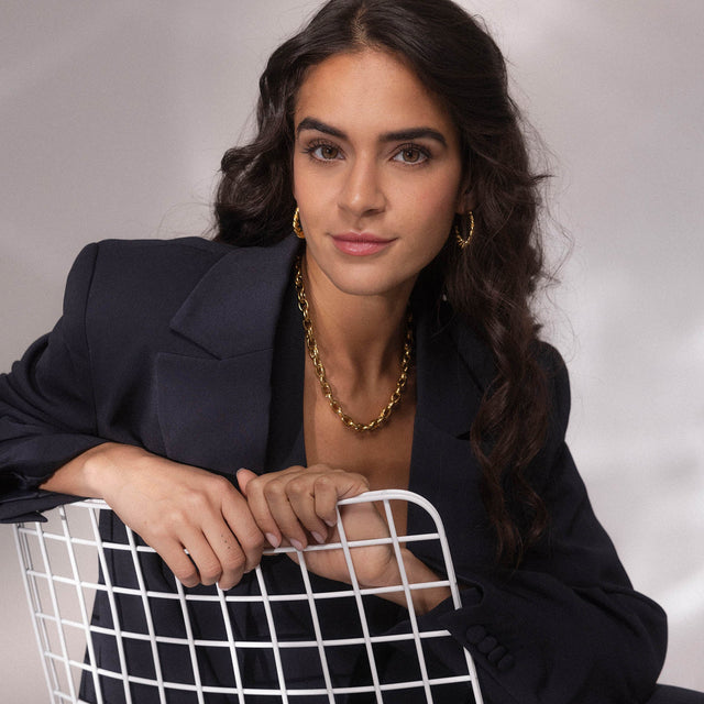 Goldene Kette von PURELEI, elegant und modern, getragen mit schwarzem Blazer.