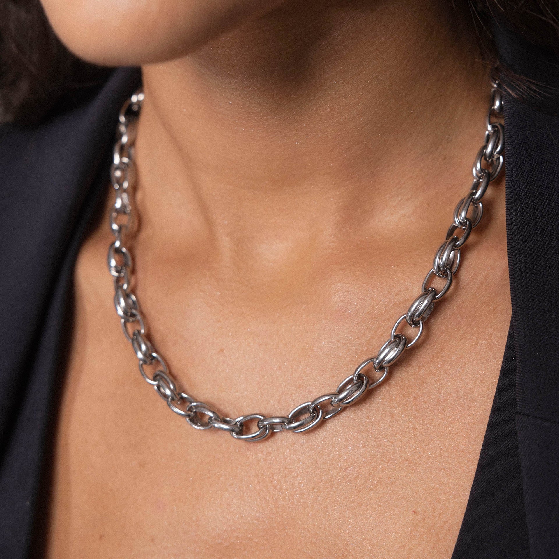 Roségoldene Kette mit ovalen Gliedern, getragen am Hals, elegant und modern – PURELEI.