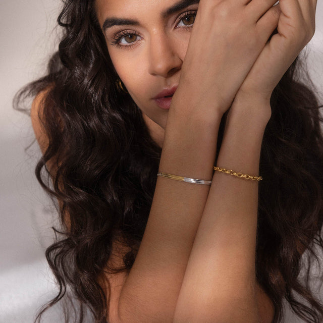 Silbernes und roségoldenes Armband von PURELEI, elegant und feminin, getragen am Handgelenk.