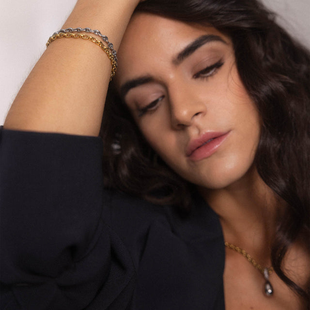 Roségoldenes Armband mit Kettendesign, getragen von einer Frau, PURELEI inspiriert.