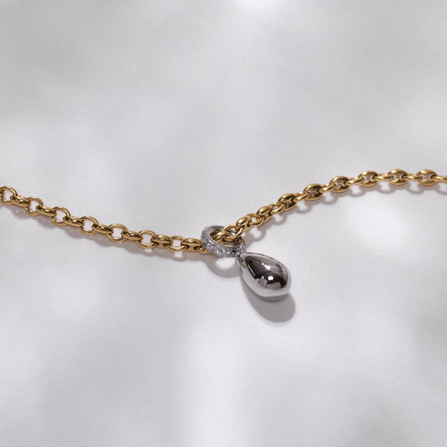 Goldene Kette mit tropfenförmigem Anhänger, elegant und feminin – PURELEI.