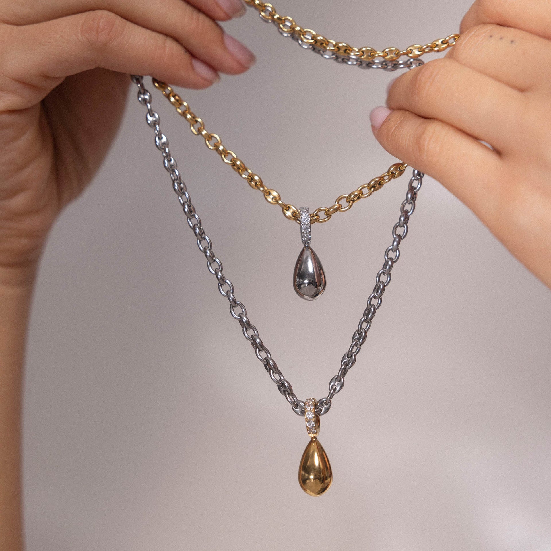 Zweireihige Kette aus Roségold mit tropfenförmigen Anhängern, PURELEI.