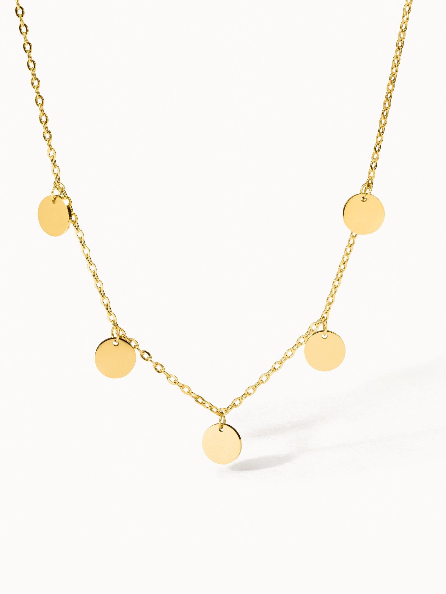 PURELEI Kalea Kette aus goldvergoldetem Edelstahl mit fünf kleinen runden Anhängern, elegant und vielseitig.