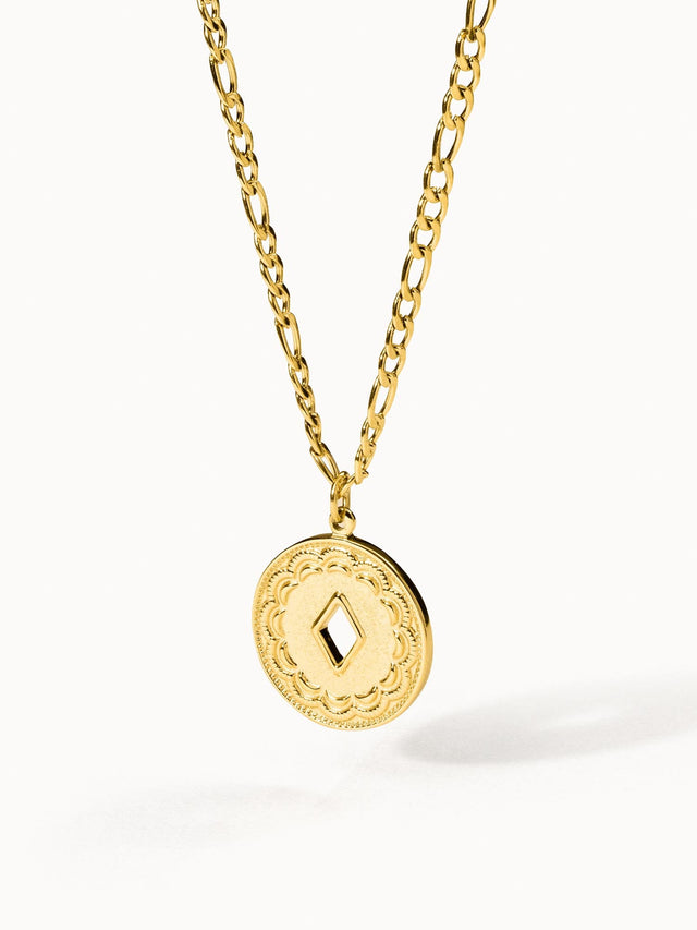 Goldene PURELEI Lolani Kette mit gemustertem Coin-Anhänger, nickelfrei und elegant, inspiriert von hawaiianischem Island-Spirit.