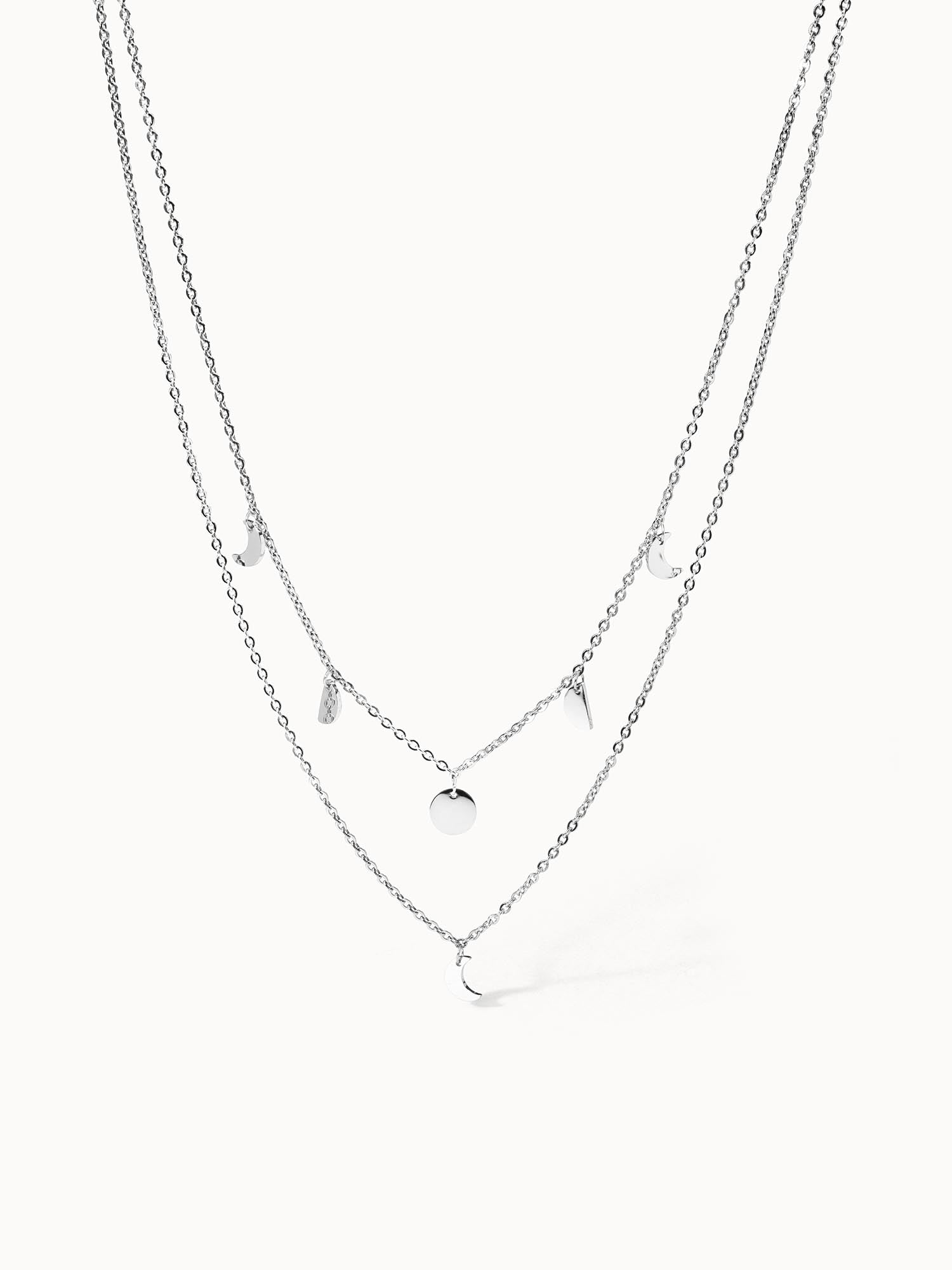 PURELEI Luna Kette aus silberfarbenem Edelstahl mit filigranen Mond-Anhängern, elegant und zeitlos.