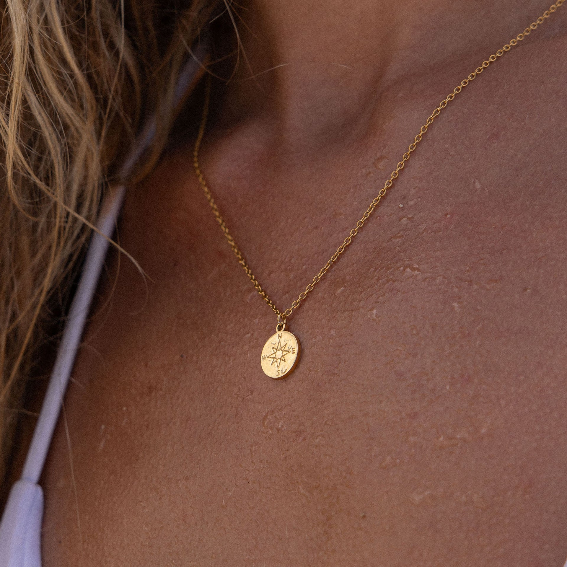 PURELEI Compass Kette in gold mit Kompass-Anhänger, getragen am Hals, elegant und feminin, inspiriert von Insel-Spirit
